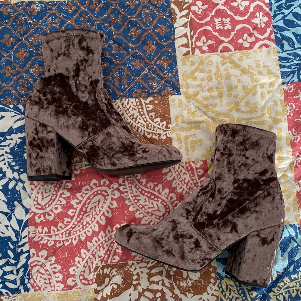 Steve Madden Size 8 Mauve Velvet Booties